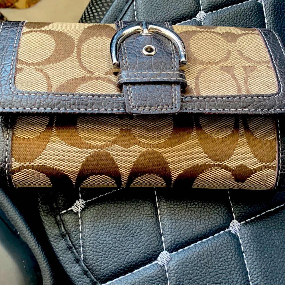 Coach wallet brown options to hold multiple cards
